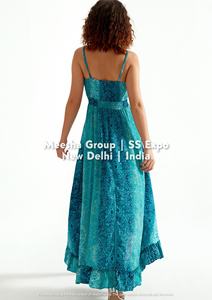 เดรสยาวสายเดี่ยวคอลึกทรงวีสำหรับผู้หญิง ลายดอกไม้ แต่งสม็อคด้านหลัง ผ้าพลิ้วไหว เหมาะสำหรับใส่ไปทะเลในฤดูร้อน มีหลายแบบให้เลือก - Product Image 2