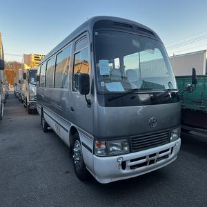 Autobús Toyota Coaster Usado y Nuevo, 29+1 Asientos de Cuero, 30 Plazas, Caja de Cambios Manual, Tracción AWD, Interior Claro/Oscuro - Product Image 2