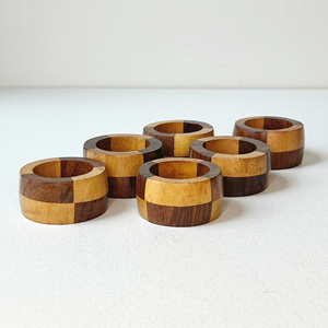 Anillo decorativo de madera para servilletas, diseñado para complementar las servilletas de lino y realzar la elegancia general de la presentación de la cena. - Product Image 1