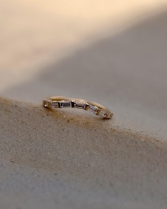 Bague en Moissanite taille Baguette 0,42 carats, bande ondulée, en argent 925 plaqué or 14 carats, demi-alliance de mariage, bague empilable - Product Image 2