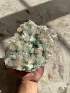Cristal de Heulandita Verde Natural con Stilbite |   Mineral Decorativo para el Hogar y la Oficina - Product Image 2