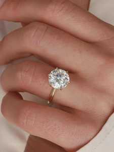 Bague de fiançailles en diamant rond de laboratoire de 5 carats, alliance pavée, 6 griffes classiques, certifiée IGI - Product Image 5