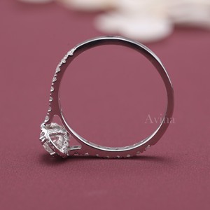 Anillo de Compromiso con Halo de Diamantes Redondos Certificados por IGI - Anillo de Boda con Banda Pavé en Oro Amarillo/Rosa y Blanco de 9K - Product Image 6