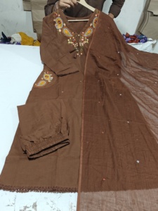 Conjunto de Kurti de algodón Dhabu premium con bordados en el cuello, bolsillos y mangas, con monedas y borlas adjuntas en el puño. - Product Image 6