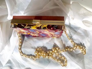กล่องใส่เครื่องประดับเรซิ่นลายดอกไม้ งานศิลปะเพ้นท์มือ สายโซ่ทอง ลายสีแดง เป็นมิตรกับสิ่งแวดล้อม ธีมความรัก กระเป๋าถือสำหรับออกงานกลางคืน - Product Image 3