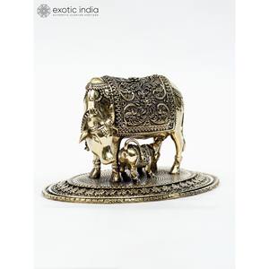 Escultura elegante de vaca y Becerro de latón superfino pequeño de 6 pulgadas con talla atractiva para decoración del hogar y Templo hecho en La India - Product Image 2