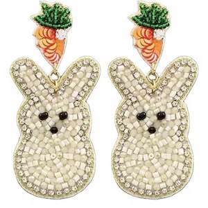 Boucles d'oreilles en perles lapin de Pâques et carotte, et boucles d'oreilles clous perroquet artisanales ornées de perles de la marque BaubleBar - Product Image 1
