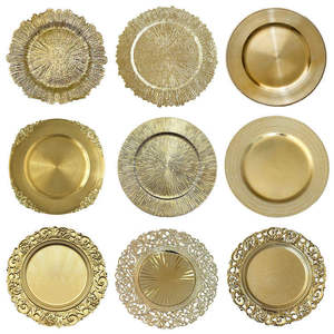 Platos decorativos redondos vintage con diseño floral dorado para mesas de boda, ideales para banquetes de lujo en hoteles y restaurantes. - Product Image 4