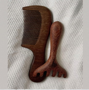 Set de cuidado capilar de madera de dos piezas con peine de dientes finos y masajeador de cuero cabelludo de cinco garras, disponible a precios de mayorista. - Product Image 1