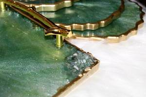 Bandeja de Servir de Resina con Geoda Verde Esmeralda y Asas Doradas, Bandeja Decorativa de Epoxi Hecha a Mano - Product Image 5