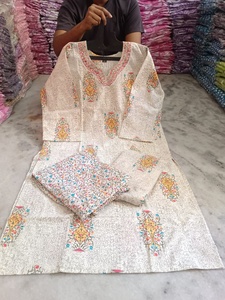 Conjunto de 3 Piezas para Mujer, Kurti, Pantalón y Dupatta, Largo hasta la Rodilla, de Algodón Puro con Estampado Floral |   Cuello en V |   Tallas Grandes (M-10XL) |   Transpirable - Product Image 2