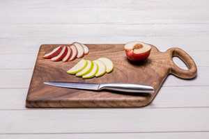 Planche à découper rectangulaire en bois massif gravée sur mesure, antidérapante, avec poignée et logo, ustensile de cuisine - Product Image 3