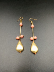 Boucles d'oreilles en laiton plaqué or Amaira Jewels en forme de goutte d'eau avec perles d'imitation, bijoux de mariage classiques pour femmes - Product Image 2