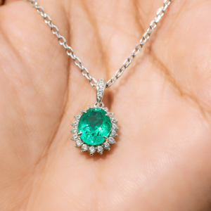 Elegante Conjunto de Joyería con Gema Verde Esmeralda, Aretes con Halo de Diamantes y Collar con Colgante en Plata de Ley - Product Image 6