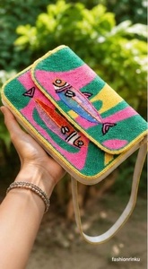 Bolso Rectangular Hecho a Mano con Bordado Floral, Cuentas de Vidrio de Poliéster y Perlas, Diseño Rosa y Verde - Product Image 3