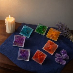 Pirámide de Orgón de Cristal Hecha a Mano con Set de Siete Chakras, Piedra Grabada para Sanación y Decoración - Product Image 3