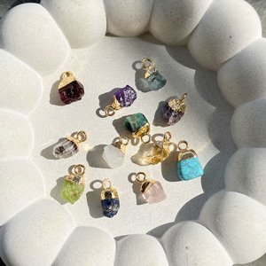 Pendentif Pierre de Lune Brute Pierre de Naissance |   Charme en pierre précieuse blanche |   Apprêt plaqué or - Product Image 4