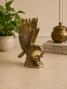 Statue d'aigle volant en laiton artisanal, figurine décorative d'aigle, objet de décoration pour la maison et le bureau, sculpture d'oiseau pour le salon - Product Image 1