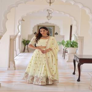 Conjunto de Lehenga de Seda VASTRA COTTAGE con Lentejuelas, Bordado Zari, Blusa Lehenga Cosida, Dupatta Bordada con Borde de Encaje - Product Image 5
