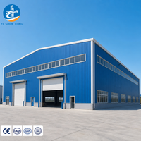 Atelier industriel préfabriqué en structure acier à grande fenêtre, éclairage naturel optimisé, bâtiment d'usine PEB bleu