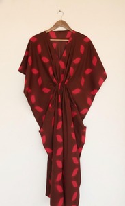 ชุดเดรสยาวแบบคาฟตันผ้าฝ้ายย้อมสีสไตล์โบฮีเมียนสั่งทำพิเศษ ซักได้ เป็นมิตรต่อสิ่งแวดล้อม คอวี พร้อมเชือกผูกสีตัดกัน สำหรับลูกค้าบูติก - Product Image 2