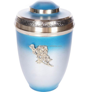 Urne funéraire moderne tendance en laiton écologique avec finition bleu nuit moucheté et bande gravée de fleurs couleur étain - Product Image 2