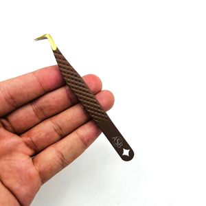 Pinzas para Pestañas con Punta Delgada de 90 Grados, Acero Inoxidable, Herramienta de Precisión, Mango Marrón con Logotipo Personalizado - Product Image 1