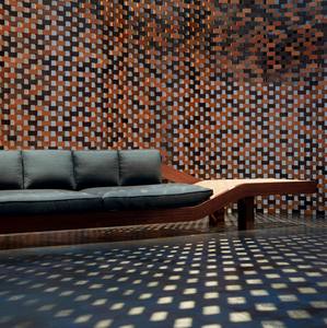 Canapé-lit deux places en bois massif de style mid-century moderne avec tables d'appoint intégrées et accents en rotin par Manish Art Handicrafts - Product Image 6