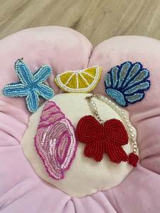 Porte-clés perlé fait main en gros avec broderie détaillée pour les marques de mode et les collections de boutiques - Product Image 4
