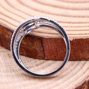 Bague triple rangée en or blanc 18 carats avec saphir bleu naturel ovale et diamants pavés, collection Memoria Jewels, vente en gros - Product Image 3