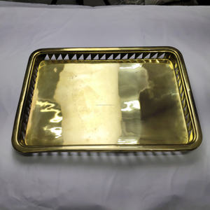 Bandeja de Servir Rectangular de Lujo con Acabado Dorado y Recorte Triangular – Plato Decorativo de Metal de Alta Gama - Product Image 3