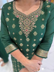 Presentamos hermosos conjuntos de trajes en tejido Banarasi puro, con pantalones y una hermosa dupatta Banarasi, que están bellamente decorados. - Product Image 4