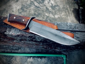Cuchillo de Caza Hecho a Mano con Hoja de Acero al Carbono, Punta Caída, Mango de Madera y Funda de Cuero para Supervivencia al Aire Libre - Product Image 2