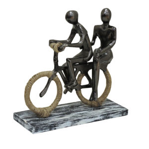 Estatua de Pareja en Bicicleta Hecha a Mano en Aluminio, Figura Rústica de Metal con Detalles de Yute, Escultura Decorativa Vintage Industrial para el Hogar - Product Image 1