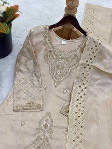 Ensemble élégant de salwar kameez en soie Gmy 3 pièces avec dupatta à découpes et sequins - Product Image 5