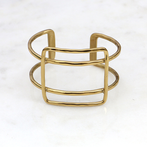 Brazalete Geométrico de Latón Hecho a Mano, Brazalete Abierto Minimalista Estilo Boho, Joyería Ajustable en Tono Dorado, Regalo para Ella - Product Image 1