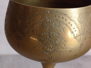 Gobelet en métal gravé finition or vintage, calice floral orné, coupe à vin décorative, présentoir de table classique, décoration de luxe pour la maison - Product Image 4
