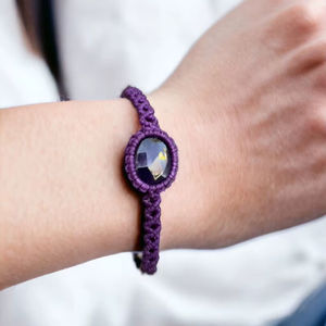 กำไลข้อมือมาคราเม่สีม่วงทำมือ ประดับด้วยพลอยเจียระไน ปรับขนาดได้ สไตล์โบโฮ เชือกเคลือบแว็กซ์ เครื่องประดับมินิมอล ขายส่ง - Product Image 1