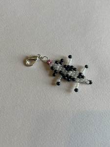 Porte-clés brodé artisanal avec des perles colorées et un design élégant, fabrication détaillée - Product Image 3