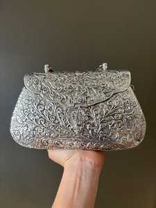 Sac à bandoulière fantaisie en argent plaqué avec motif gravé, design personnalisé pour tenues de soirée, à prix avantageux par Uo - Product Image 2