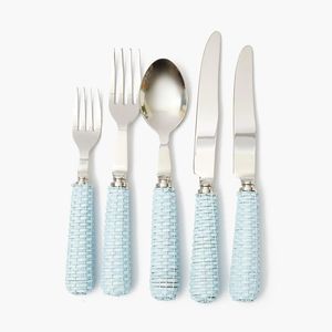Juego de cubiertos de acero inoxidable con mango de mimbre azul, estilo costero - Product Image 1