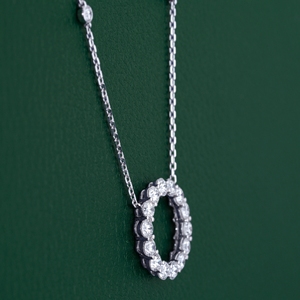 Elegante Collar con Colgante Circular de Diamante Cultivado en Laboratorio con Engaste de Piedras Brillantes, Diseño de Joyería Minimalista de Lujo para Mujer - Product Image 5