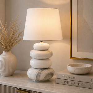 Lámpara de mesa de mármol de alta gama con forma de guijarros apilados y decoración contemporánea inspirada en diseñadores. - Product Image 1