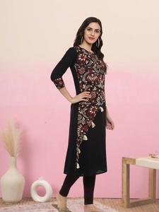 Kurta noire en coton slub imprimé Kalamkari pour femme, coupe trapèze, col rond, manches trois-quarts, style ethnique décontracté. - Product Image 5