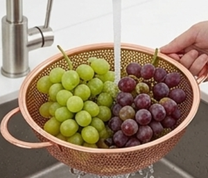 Passoire en cuivre de qualité supérieure avec poignées, égouttoir en métal durable, ustensile de cuisine élégant pour fruits et légumes - Product Image 5