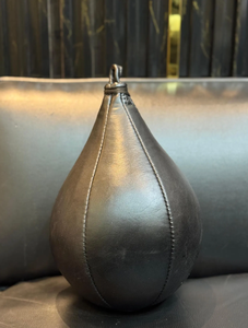 Ballon de frappe professionnel personnalisé noir en cuir durable pour entraînement de boxe et équipement de gym - Product Image 4
