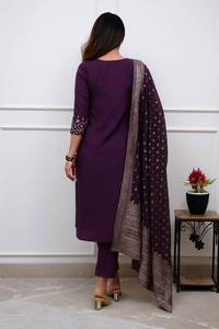 Conjunto de Kurta y Palazzo de Seda Banarasi Morada para Mujer con Dupatta de Tejido Pesado, Ropa Étnica Premium para Fiestas, Atuendo Moderno de Verano - Product Image 5