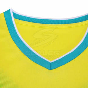 Tenue de football fabriquée en tissu respirant conçu pour garder les joueurs au frais et au sec pendant les matchs de football intenses - Product Image 2