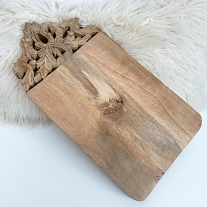 Tabla de Cortar de Madera de Pino Rústica, Diseño Rectangular Largo, Patrón Tallado a Mano, Superficie Duradera, Apta para Alimentos, Tabla de Servir para Cocina - Product Image 3