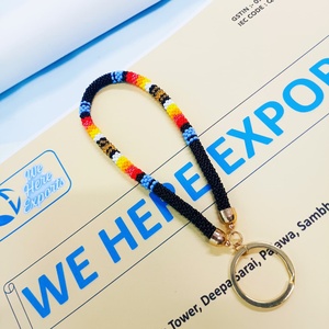 WE HERE EXPORTS Porte-clés de poignet tendance pour femme, fait main, avec perles imitation perle et pierres, à insérer dans les ongles, cadeau, bleu, rouge, jaune - Product Image 6